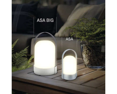 Lampes de table à LED mobiles ASA BIG et ASA sur une table en bois à l'extérieur.
