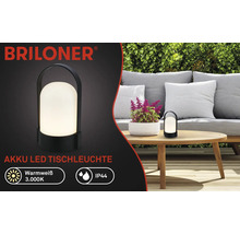 Briloner Logo, lampe de table LED sans fil noire sur une table de jardin en bois, lumière blanc chaud 3.000 Kelvin, protection IP44.