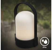 Lanterne extérieure portable avec poignée, indice de protection IP44 contre les projections d’eau, présentée sous la pluie.