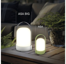Deux lampes de table à LED portables modernes ASA BIG et ASA en plastique sur une table en bois dans un espace extérieur lumineux et organisé.