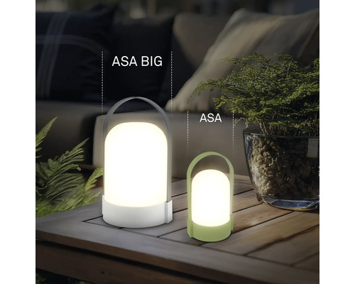 Deux lampes de table à LED portables modernes ASA BIG et ASA en plastique sur une table en bois dans un espace extérieur lumineux et organisé.