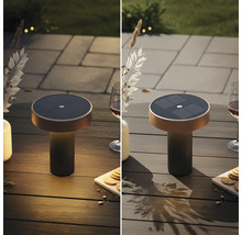 Lampe de table solaire d'extérieur sur une table en bois, présentée avec la lumière chaude allumée et éteinte.