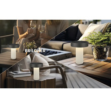 Lampe de table LED Briloner sur batterie pour l'extérieur, portable, sur des surfaces en bois dans diverses scènes de jardin avec Briloner Logo.