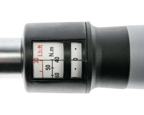 Detailansicht der Skala eines Drehmomentschlüssels mit Anzeigen für Newtonmeter und Foot-Pound.