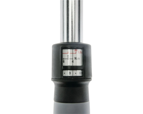 Nahaufnahme der Einstellskala eines Drehmomentschlüssels mit Anzeige in Newtonmeter und Pounds an einem schwarzen Griff.