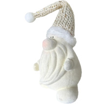Weiße Weihnachtsmann-Dekofigur aus weichem Material mit einer Pailletten besetzten Strickmütze.