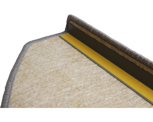 Detailansicht der Unterseite einer Stufenmatte mit Klebestreifen und Kunststoff-Winkelprofil zur Befestigung an der Treppenkante.