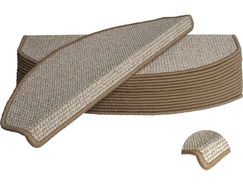 Stapel halbkreisförmige Stufenmatten aus Schlingenware mit Kettelrand und Winkelkante.