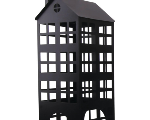 Lanterne en forme de maison en métal noir avec de nombreuses découpes de fenêtres et un toit à deux pans.
