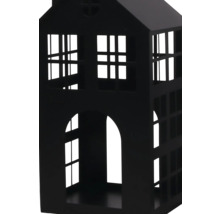 Lanterne en métal noir en forme de maison avec des découpes de fenêtres et une entrée voûtée.