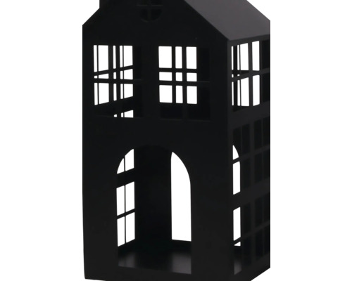 Lanterne en métal noir en forme de maison avec des découpes de fenêtres et une entrée voûtée.