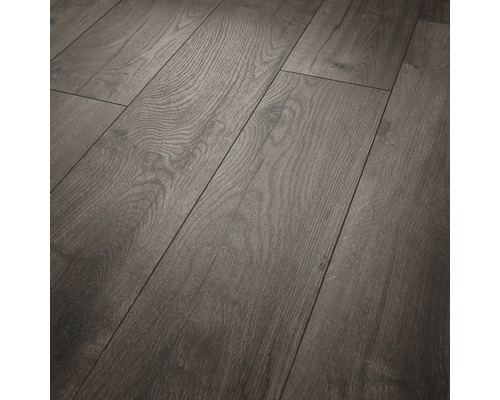 Sol stratifié à l aspect bois foncé avec veinage et structure marqués.