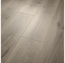 Laminatboden mit Eichen-Dekor, strukturierter Holzmaserung und V-Fuge.