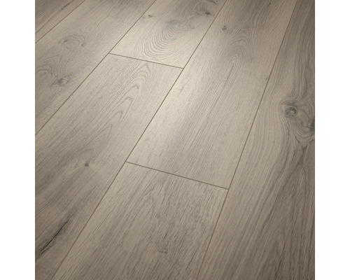 Laminatboden mit Eichen-Dekor, strukturierter Holzmaserung und V-Fuge.