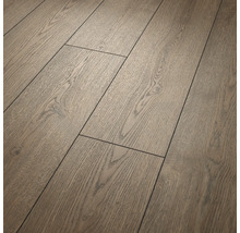 Revêtement de sol stratifié aspect chêne avec structure en bois tactile et chanfrein en V.