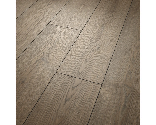 Revêtement de sol stratifié aspect chêne avec structure en bois tactile et chanfrein en V.