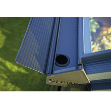 Nahaufnahme einer Gewächshausecke mit Juliana Logo, Regenrinne, Hohlkammerplatte und Aluminiumprofil.