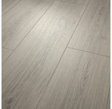 Laminatboden in hellgrauer Eichenoptik mit strukturierter Holzmaserung und V-Fuge.