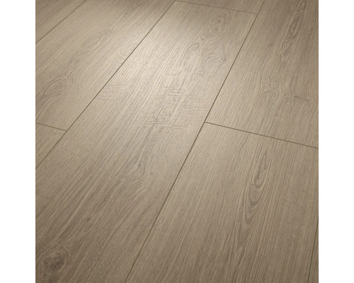 Sol stratifié aspect chêne avec veinage naturel et structure de surface tactile.