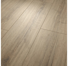 Laminatboden in Eichenoptik mit strukturierter Oberfläche und V-Fuge.