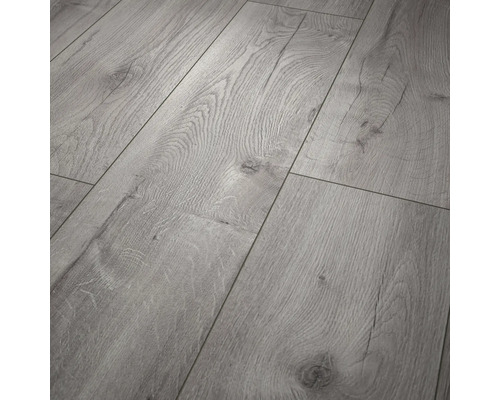 Revêtement de sol stratifié gris avec décor en chêne et structure de bois palpable.