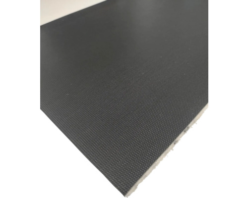 Schwarze EPDM-Teichfolie mit strukturierter Oberfläche.