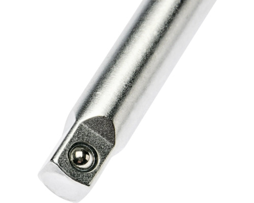 Nahaufnahme einer silberfarbenen Metall-Steckschlüsselverlängerung mit Vierkant-Antriebskopf und Kugelarretierung.