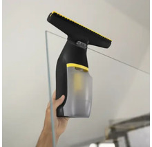Nettoyeur de vitres utilisé pour nettoyer une vitre.