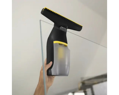 Nettoyeur de vitres utilisé pour nettoyer une vitre.