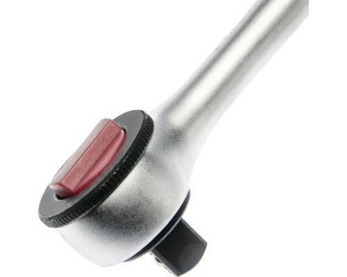Nahaufnahme eines Knarrenkopfes aus Metall mit einem roten Umschalthebel und einem schwarzen Vierkantantrieb.