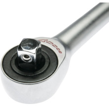 Nahaufnahme einer verchromten Umschaltknarre mit Vierkantantrieb aus Metall.