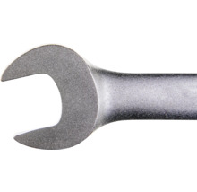 Nahaufnahme eines Gabelschlüsselkopfs aus mattem Metall