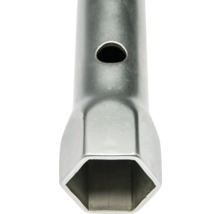 Clé à tube métallique avec profil hexagonal et trou transversal.