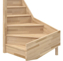 Treppenstufen einer gewendelten Treppe aus hellem Massivholz in Leimholzoptik.