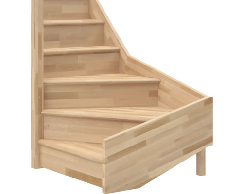 Treppenstufen einer gewendelten Treppe aus hellem Massivholz in Leimholzoptik.