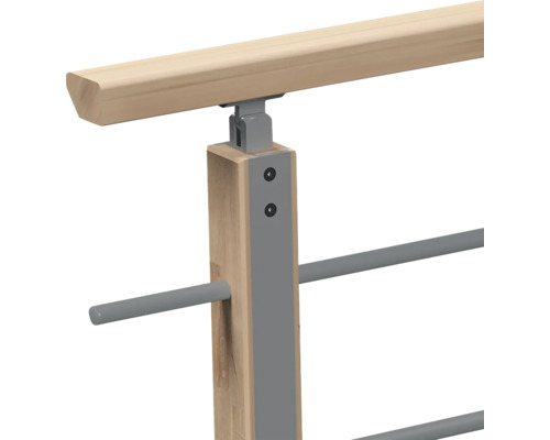 Detail eines Treppengeländers mit Handlauf aus Holz, einem Pfosten und Metallstäben.