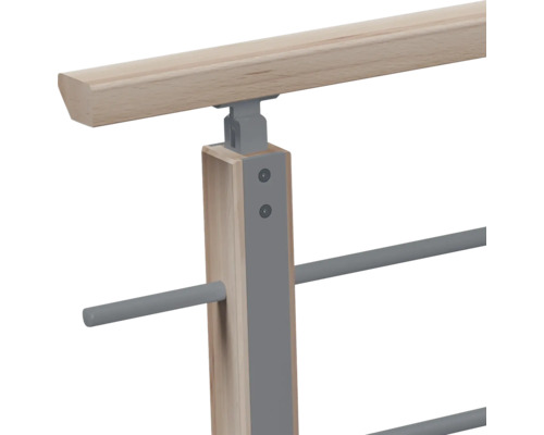 Detail eines Geländers mit Holzhandlauf, Holzpfosten mit Metallhalterung und waagerechten Metallstäben.