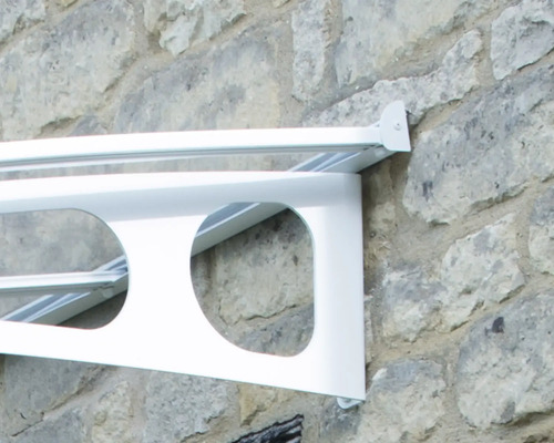 Support blanc pour marquise de porte avec découpes circulaires fixé sur un mur en pierre.