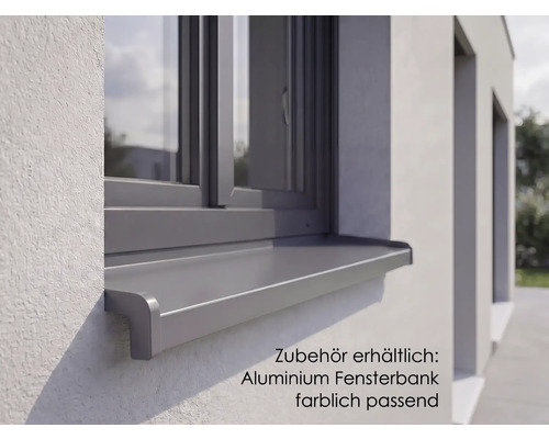 Aussenfensterbank aus Aluminium montiert unter einem farblich passenden Fensterrahmen an einer Hauswand.