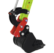 Godet de pelleteuse noir en métal avec attache rapide rouge sur un bras de pelleteuse vert.