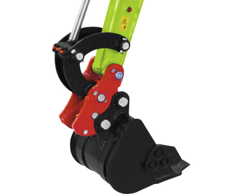 Godet de pelleteuse noir en métal avec attache rapide rouge sur un bras de pelleteuse vert.
