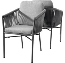 Deux fauteuils de jardin modernes avec structure en métal, tressage en corde sur le dossier et les côtés, et coussins gris.