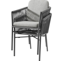 Deux chaises de jardin empilables avec cadre en métal, cordage sur les accoudoirs et le dossier, et coussins d'assise et de dossier rembourrés.