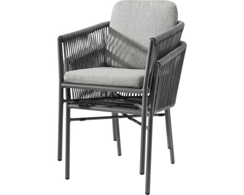Deux chaises de jardin empilables avec cadre en métal, cordage sur les accoudoirs et le dossier, et coussins d'assise et de dossier rembourrés.