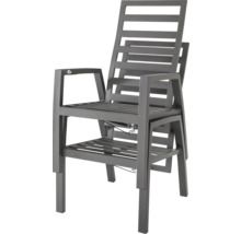 Deux chaises de jardin empilées en métal anthracite avec dossier haut et accoudoirs.