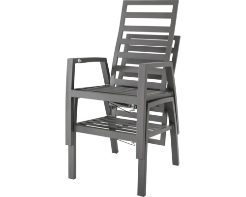 Deux chaises de jardin empilées en métal anthracite avec dossier haut et accoudoirs.