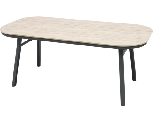 Table de jardin ovale avec plateau aspect bois clair et structure en métal foncé.