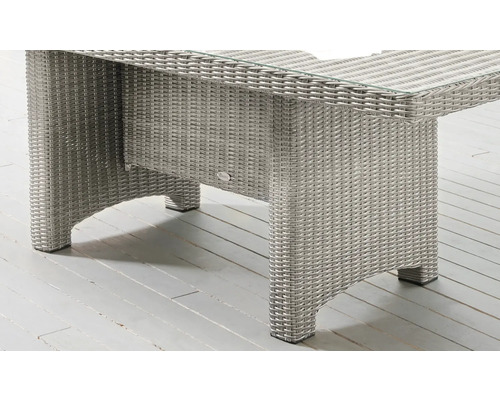 Table de jardin grise en polyrotin avec plateau en verre, vue détaillée des pieds et de la résine tressée.