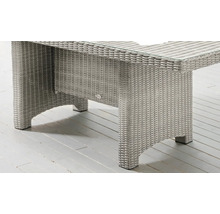 Table de jardin grise en polyrotin avec plateau en verre, vue détaillée des pieds et de la résine tressée.