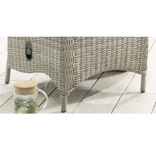 Vue détaillée d une chaise de jardin en résine tressée avec levier de réglage sur une terrasse en bois.